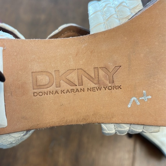 🌸DKNY 2” kitten heel with faux cream snake skin - back zipper closure - Picture 5 of 7